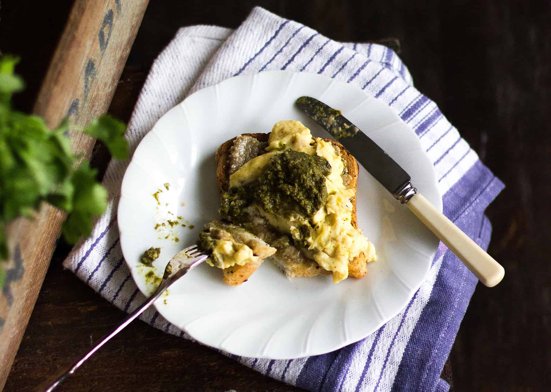 pesto scrambled eggs recipe | Jessica Cox