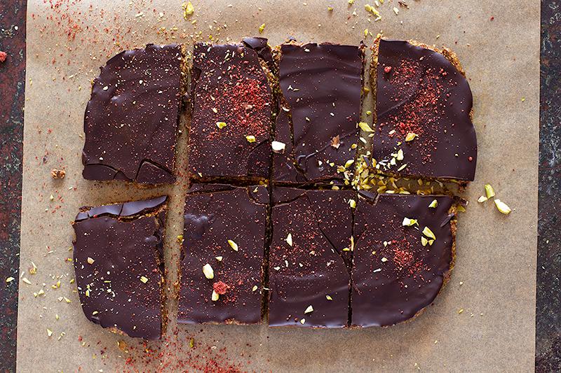 choc top strawberry & pistachio chocolate slice | jessica cox 